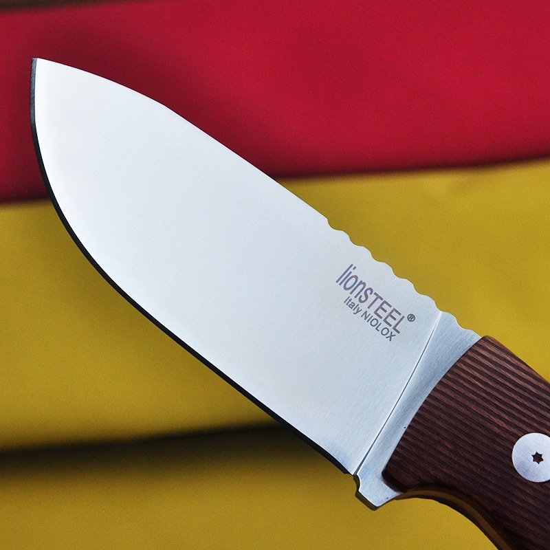A HIGH-HARD D2-STABBING, STRAIGHT-ON-THE-BONE EXTERIOR SURVIVAL KNIFE WITH A SHARP KNIFE TO CAMP WITH