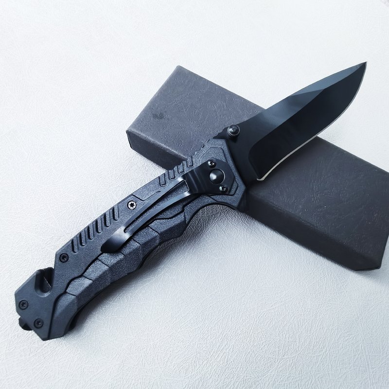 In the open camp, the steel-repeated swordsmen went with their tactical survival knives and cut them with sharp fruit knives