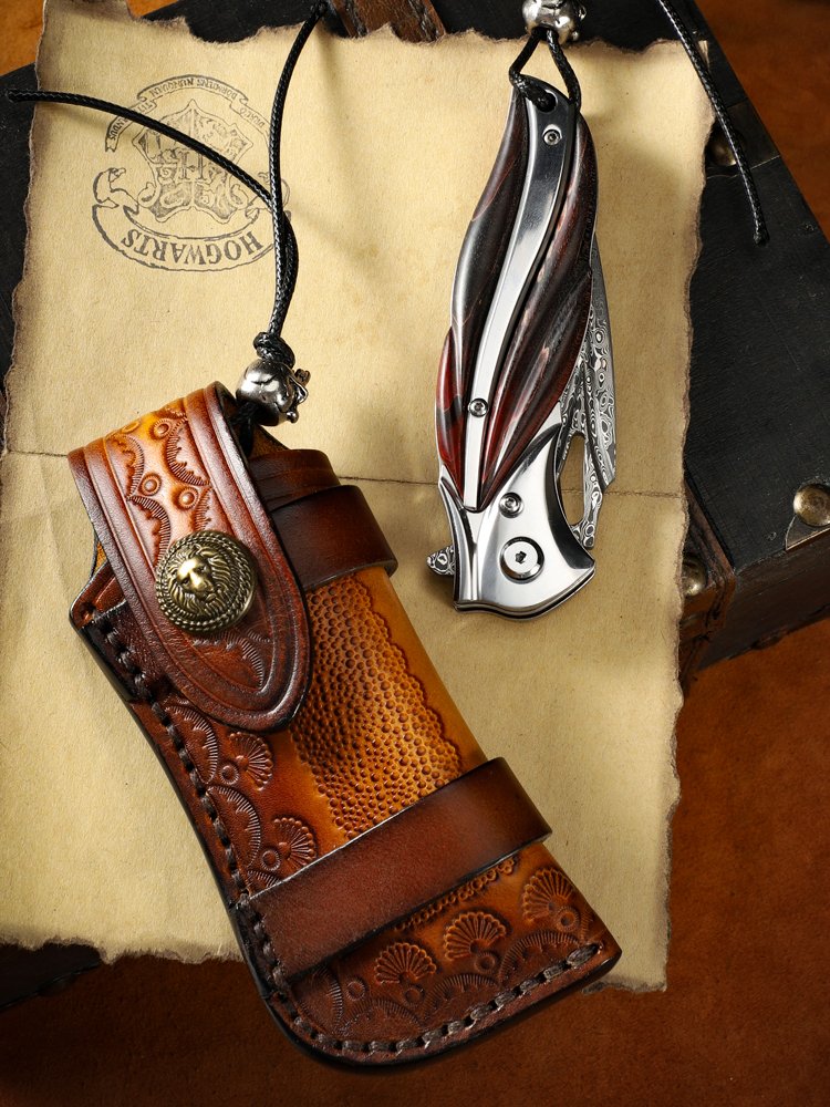 Pyramid imported the Damascus steel folding knife to work on the high-strength sharp knife outside the house, and then he carried it