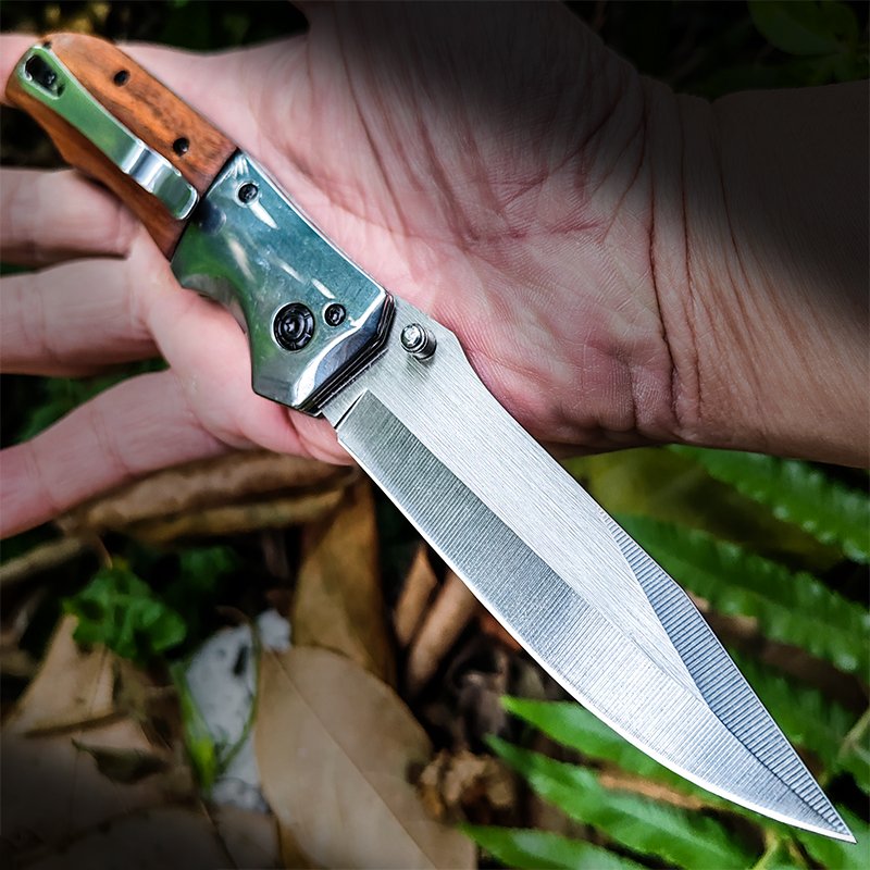 The camper's life knife was accompanied by a sharp, high-strength folding knife, an outdoor survival knife with a body-proof fruit knife