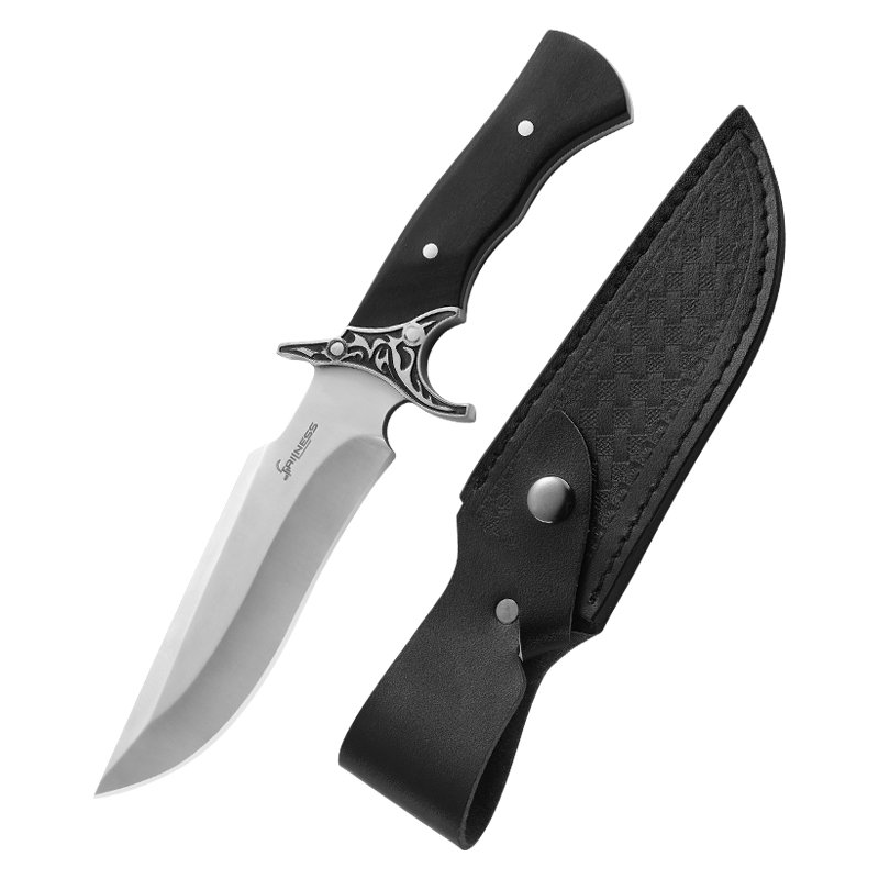 A high-strength, sharp, straight-on-the-scratch field camper with a defensive knife in the wilderness