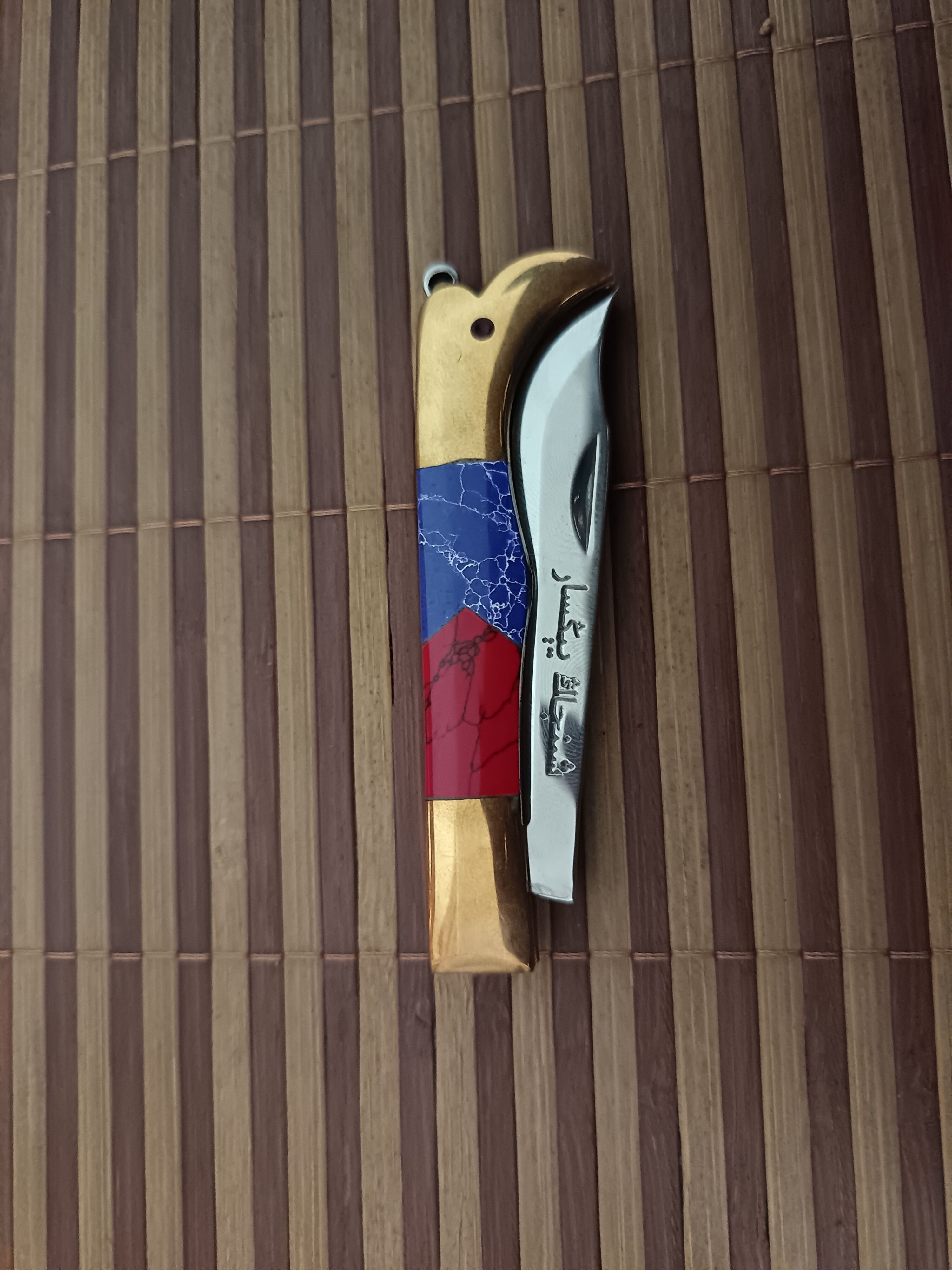 An English saber knife can fold with a fruit knife hand and carry a sharp delivery knife to the meat house