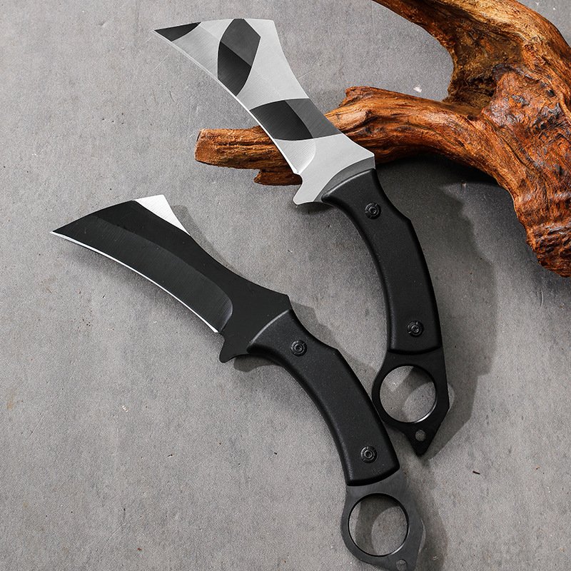 The field camp for outdoor survival uses a lot of knives with a high-strength