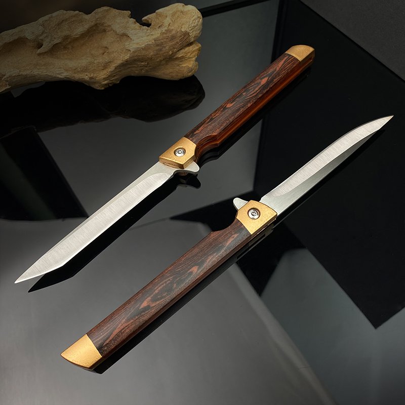 The sarcophagus cutter at home and the meat knife folded the fruit knife outside the stainless steel