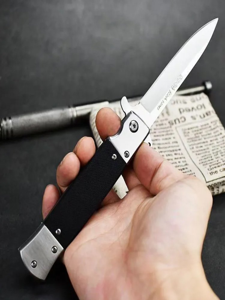 An outdoor folding knife travels on his own, and he runs a camping picnic with a short, sharp, hard knife