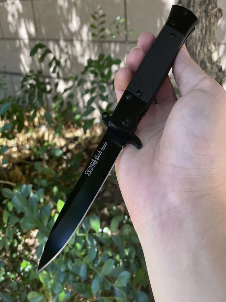 An outdoor folding knife travels on his own, and he runs a camping picnic with a short, sharp, hard knife