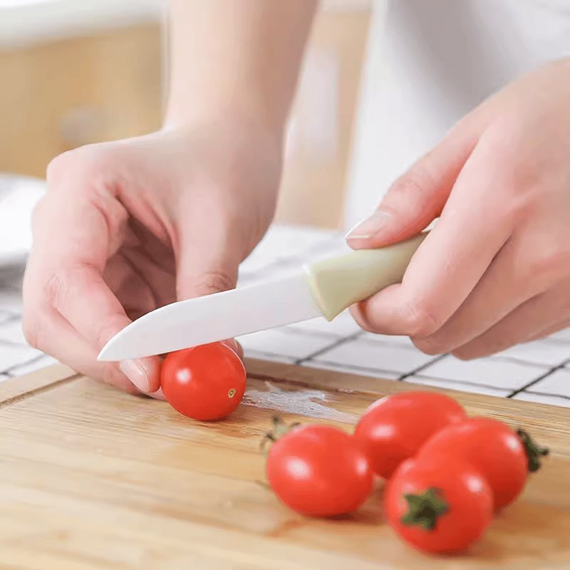 A porcelain fruit knife with a leather knife and a kitchen knife will carry it to the Piguacamole student dorm