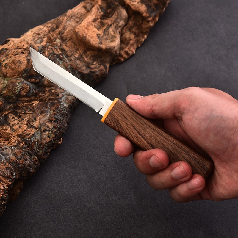 Double-stabbing camp, double-stabbing with a meat knife and a hand with a meat knife
