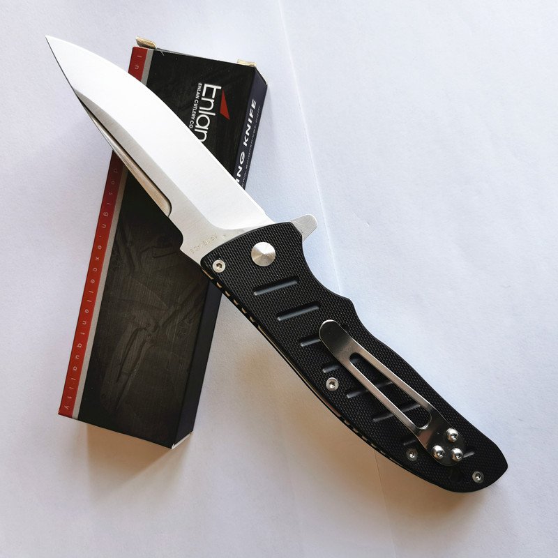 an enlan eagle with a real EL01 with an outdoor folding of a sharp fruit knife, a camp defense tool for Em01