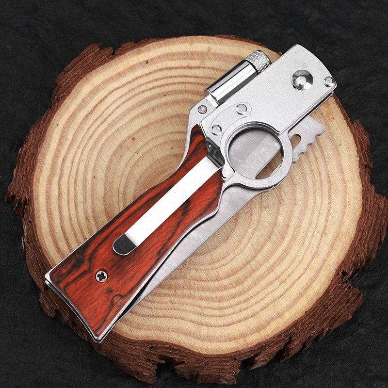 AK47 FOLDS THE SMALL KNIFE AND CUTS THE FRUIT OUTDOORS TO CAMP IN THE WILDERNESS