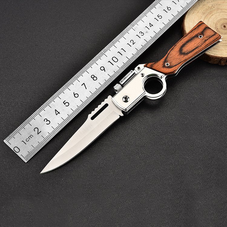 AK47 FOLDS THE SMALL KNIFE AND CUTS THE FRUIT OUTDOORS TO CAMP IN THE WILDERNESS