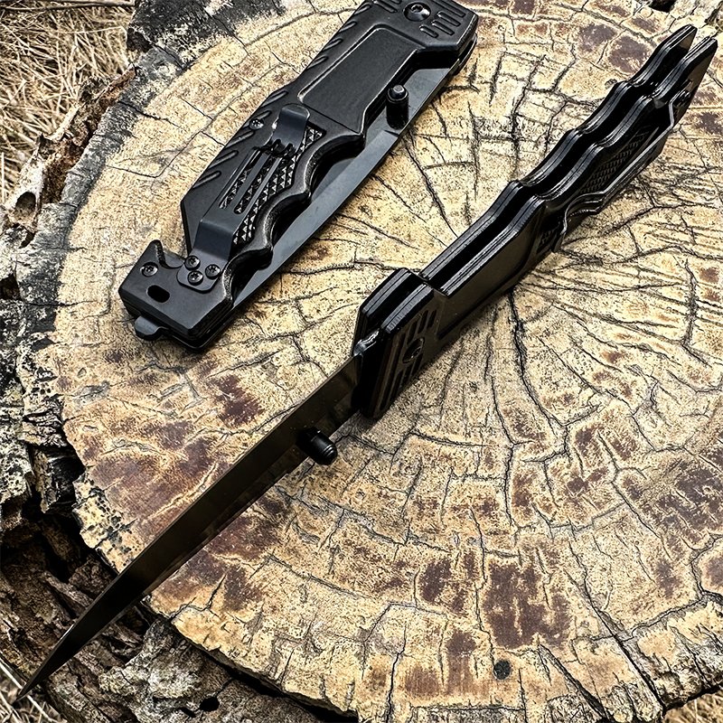 The camper's life knife was accompanied by a sharp, high-strength folding knife, an outdoor survival knife with a body-proof fruit knife