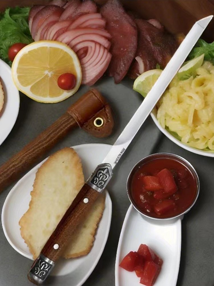 A sharp and straight knife and a high-strength fruit knife with a hand and a meat knife to camp in