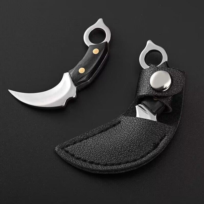 The outside knife is so hard that the key to the self-defense knife is tied to the mini machete