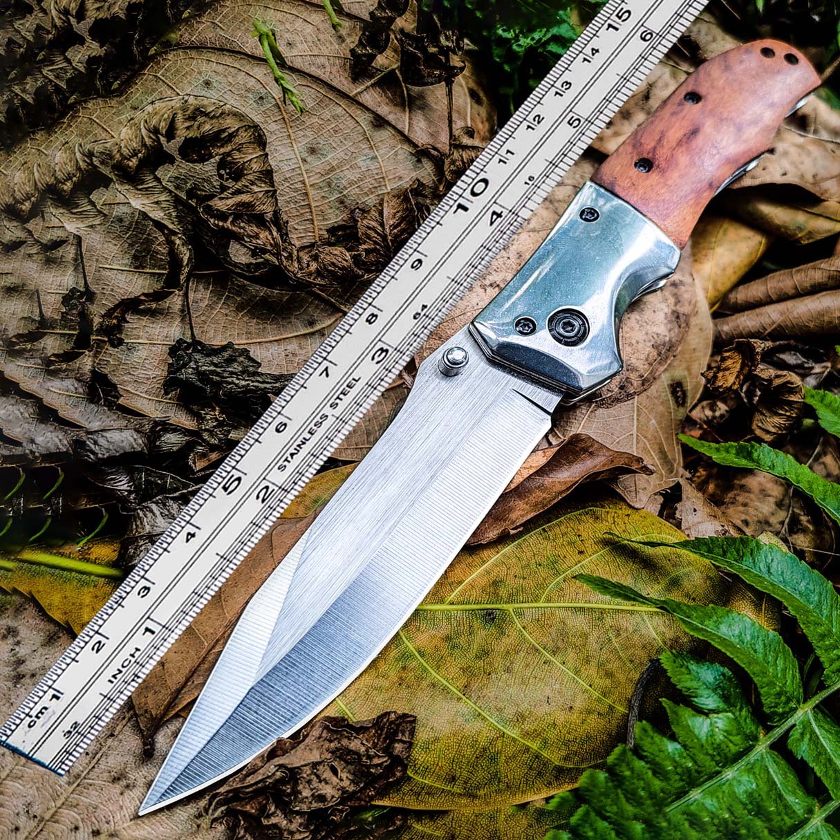 The camper's life knife was accompanied by a sharp, high-strength folding knife, an outdoor survival knife with a body-proof fruit knife