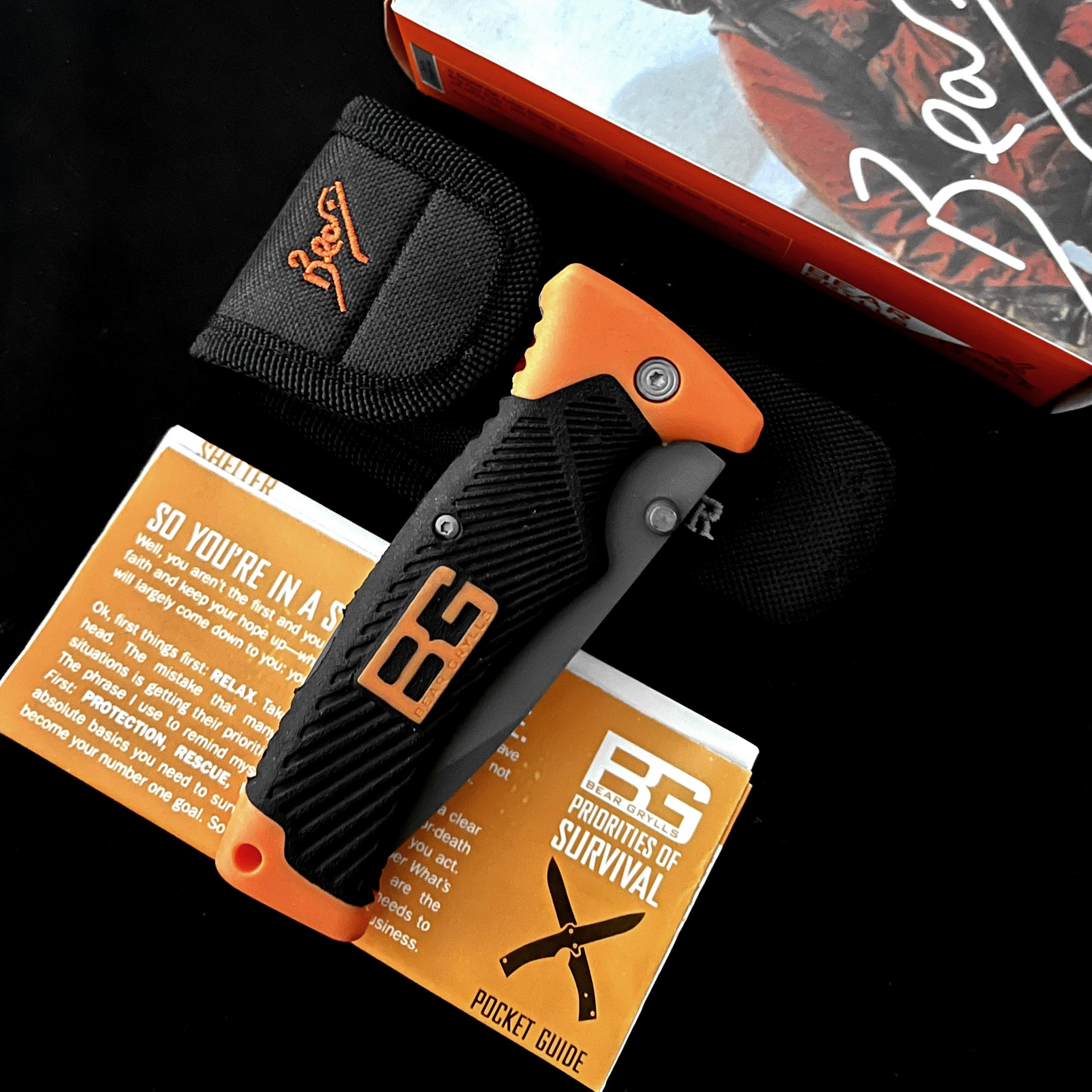 THE BG CAMP FOLDING KNIFE, THE FRUIT KNIFE, FOLLOWED THE CAMPING CAMPING KNIFE, THE RUBBER HANDLE OF THE OUTSIDE