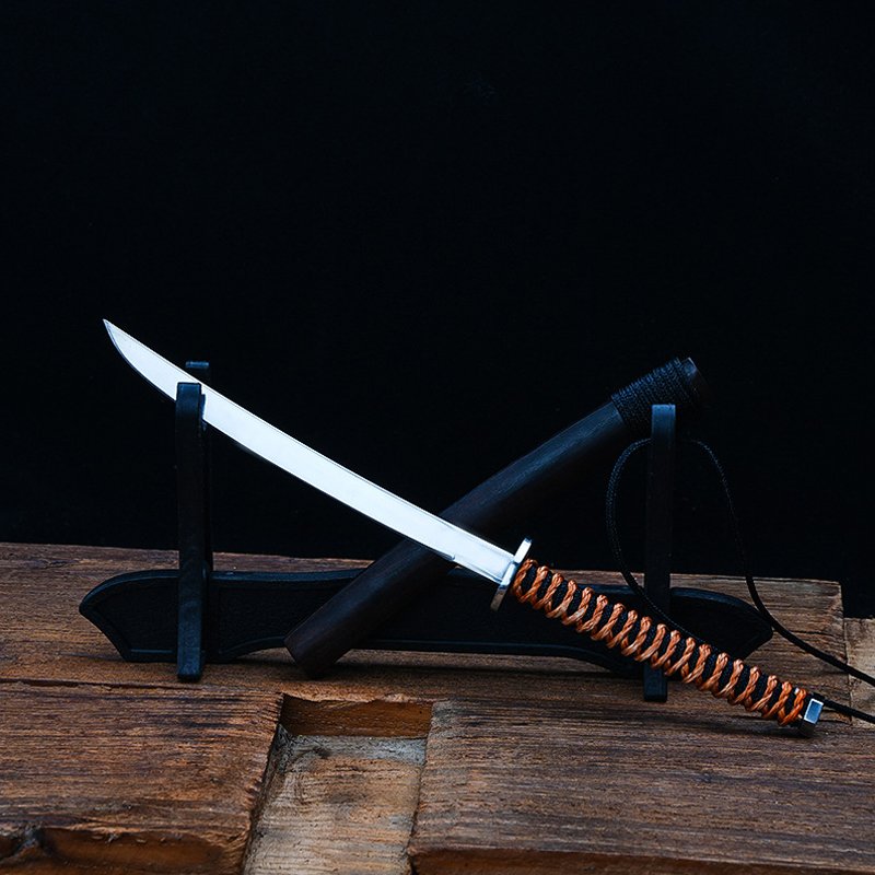 Autumn Knife with a sharp fruit knife and a knife outside the dorm