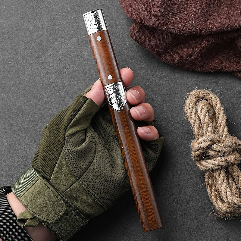 The high-heavy fruit knife in the outdoors, the hand with the meat knife and the family with a one-size-fits-all knife for the field