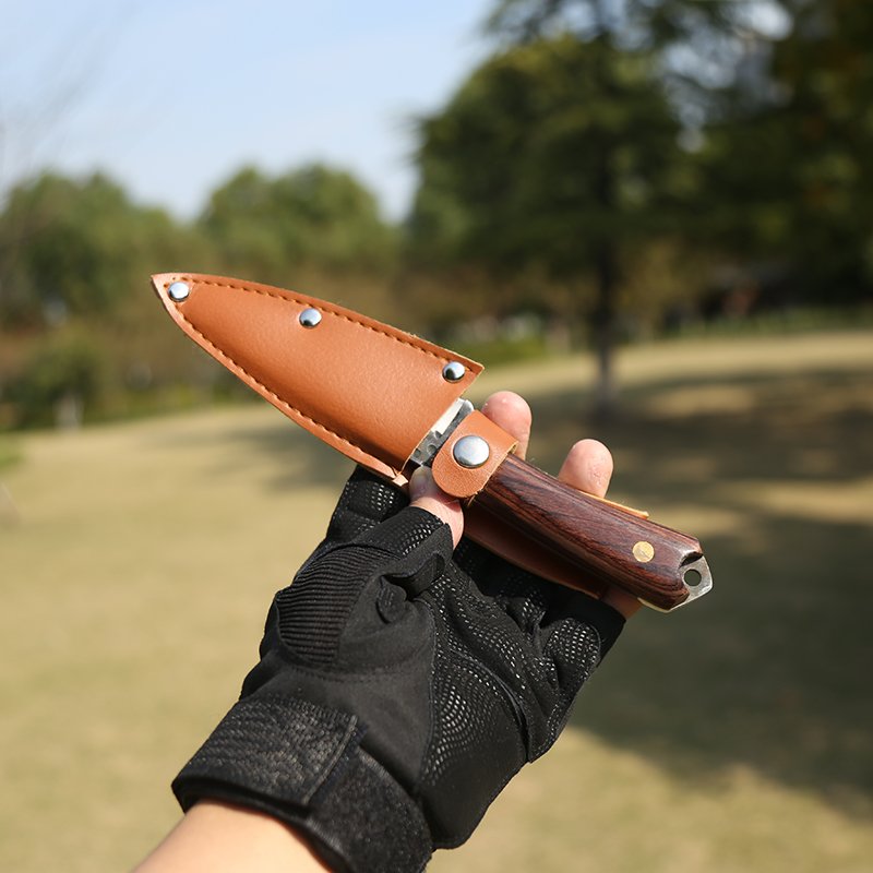 G & B WITH A HAMMER-GRAINED WOODEN HANDLER AND A MEAT-FRUIT KNIFE AND AN OUTDOOR BARBECUE KNIFE TO PROTECT THE JAPANESE