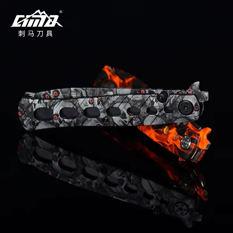 The camper's life knife was accompanied by a sharp, high-strength folding knife, an outdoor survival knife with a body-proof fruit knife
