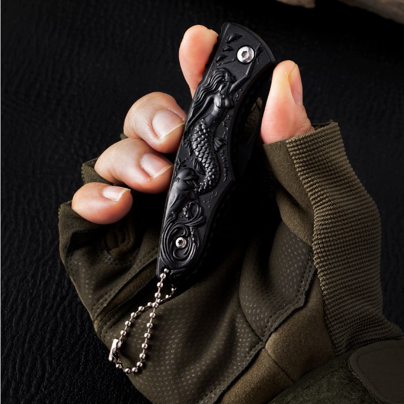 An outdoor defense knife folds a knife to climb the mountain to survive with a multifunctional stainless steel fruit knife