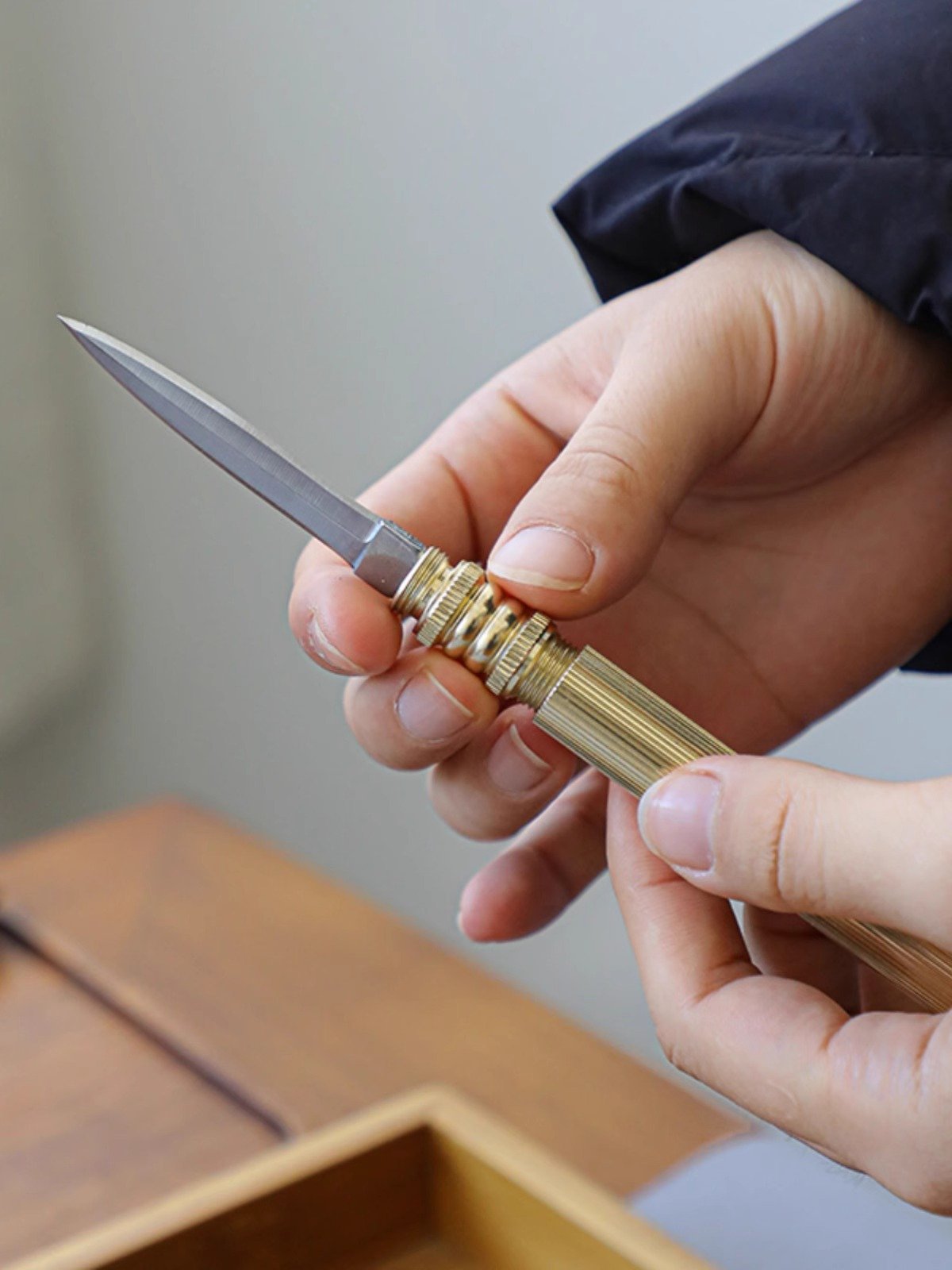 The brass and fruit knife, with the key to the little knife, is a sharp, strutted, corroded field multipurpose knife