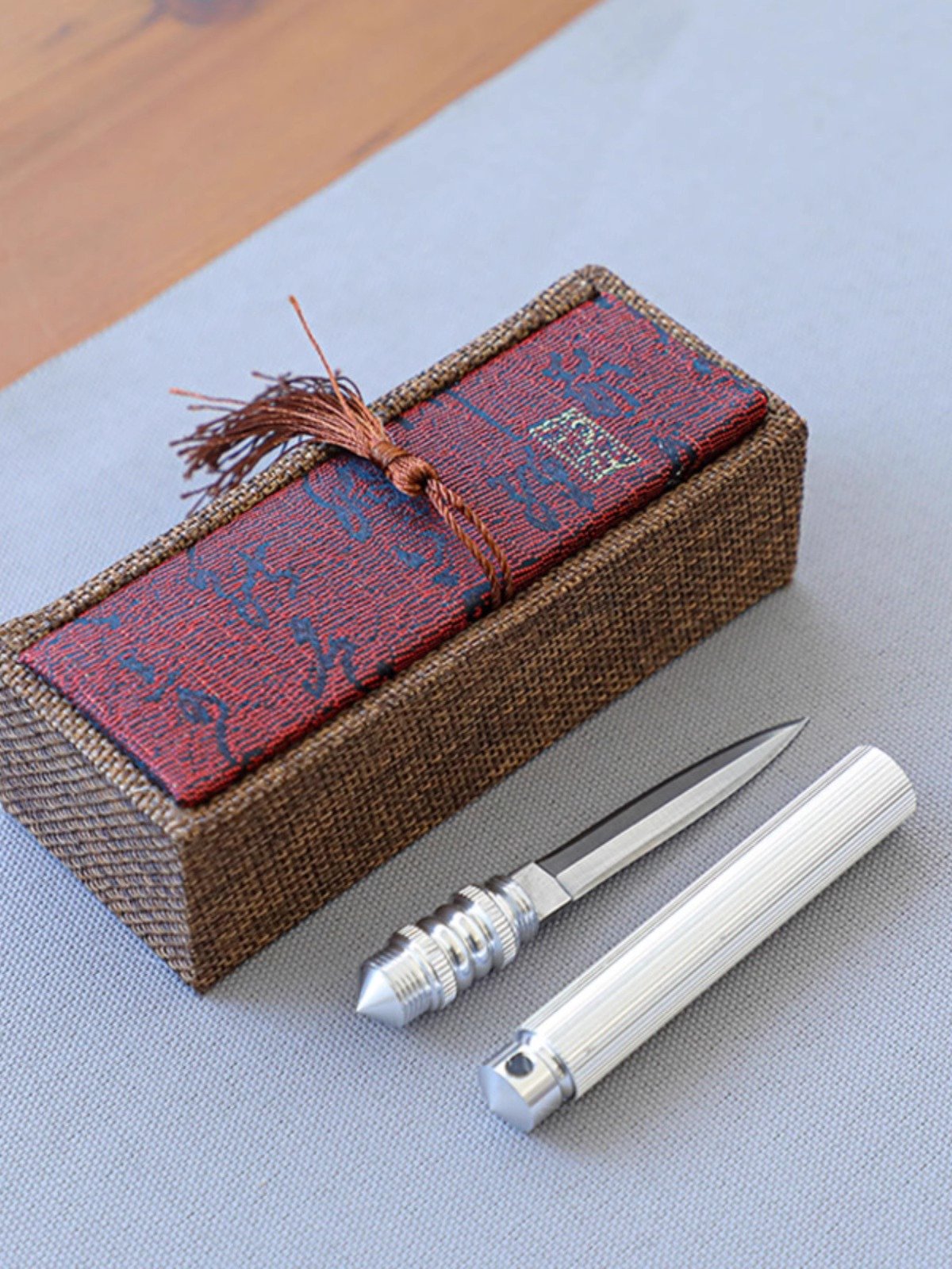The brass and fruit knife, with the key to the little knife, is a sharp, strutted, corroded field multipurpose knife