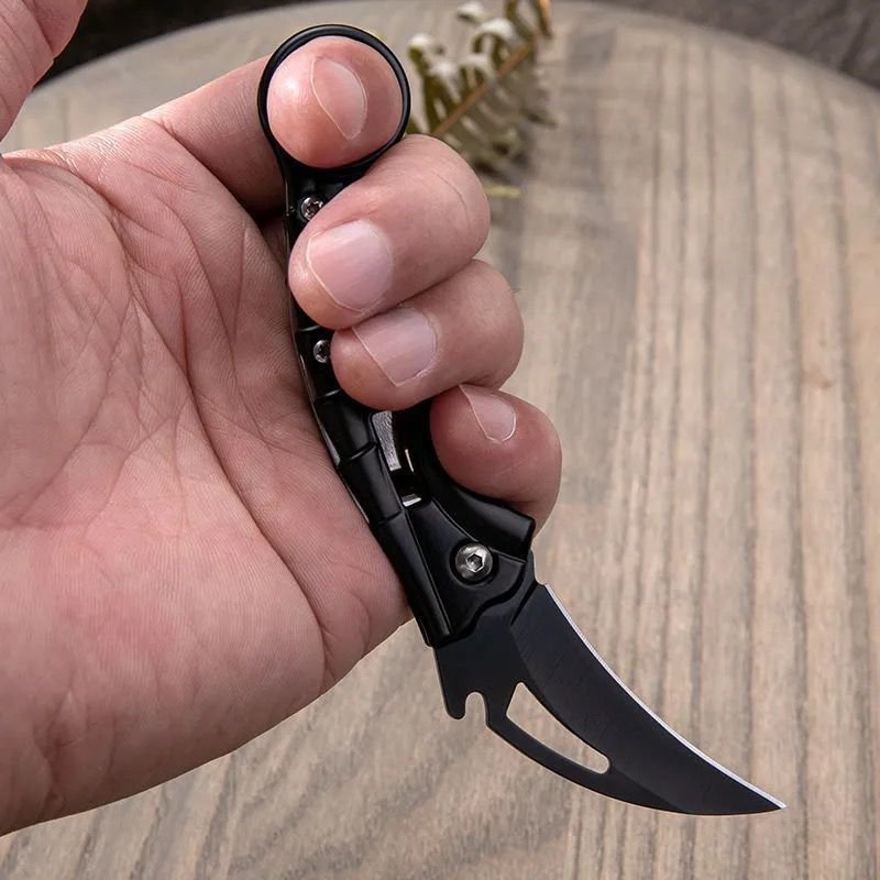 Folding a small knife outside the house with a hawk claw knife and a short knife with a fruit knife