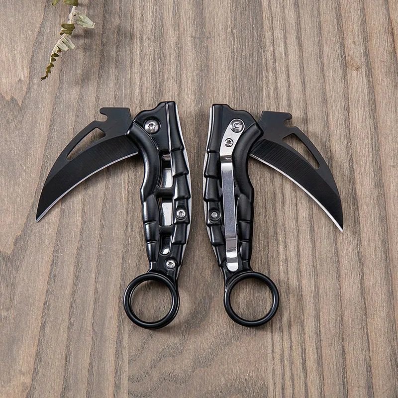 Folding a small knife outside the house with a hawk claw knife and a short knife with a fruit knife
