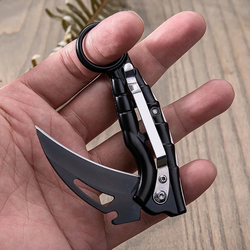 Folding a small knife outside the house with a hawk claw knife and a short knife with a fruit knife