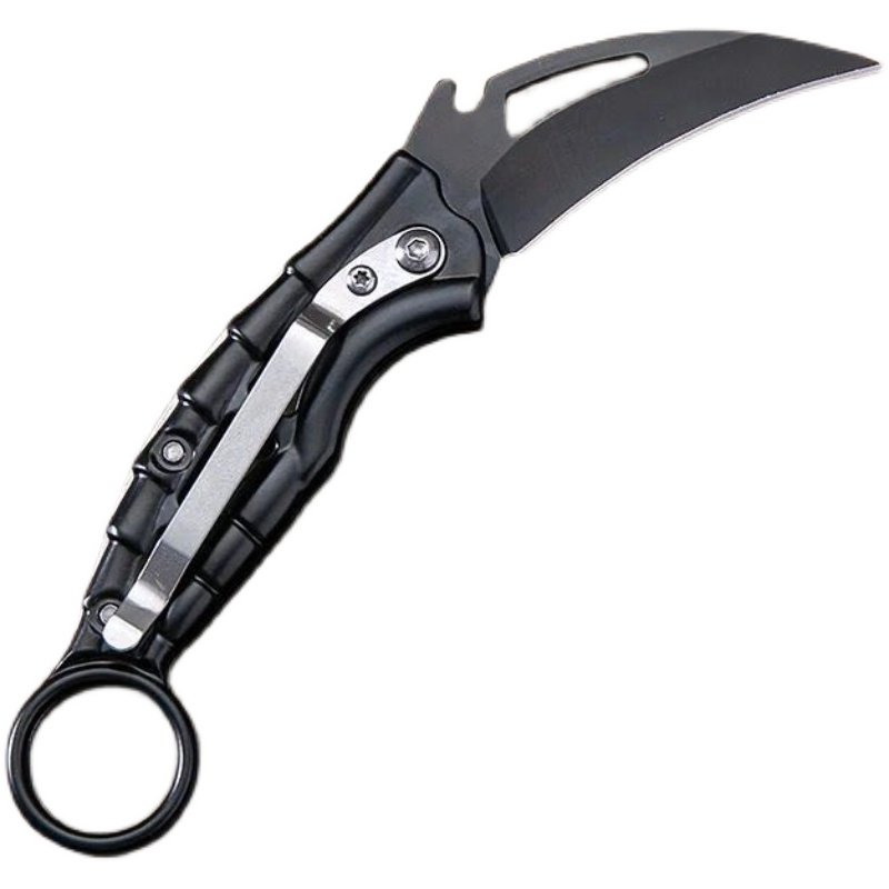 Folding a small knife outside the house with a hawk claw knife and a short knife with a fruit knife