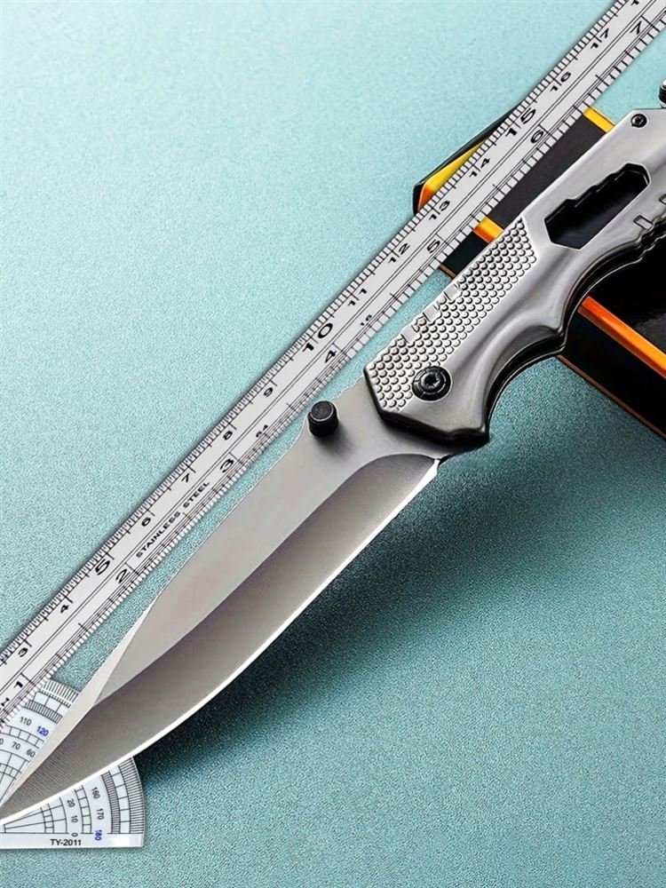The camper's life knife was accompanied by a sharp, high-strength folding knife, an outdoor survival knife with a body-proof fruit knife
