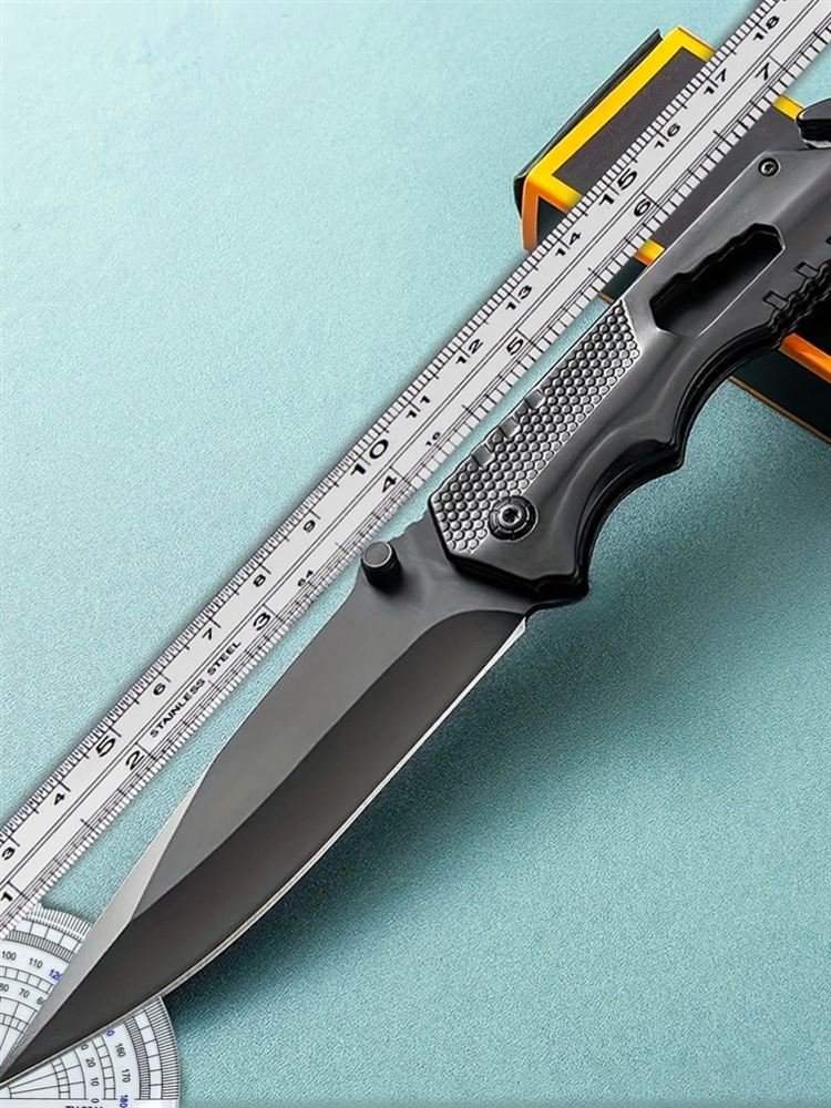 The camper's life knife was accompanied by a sharp, high-strength folding knife, an outdoor survival knife with a body-proof fruit knife