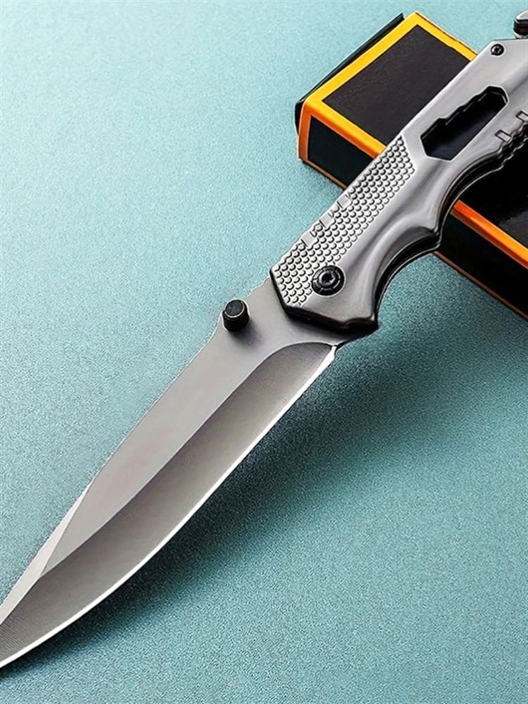 The camper's life knife was accompanied by a sharp, high-strength folding knife, an outdoor survival knife with a body-proof fruit knife