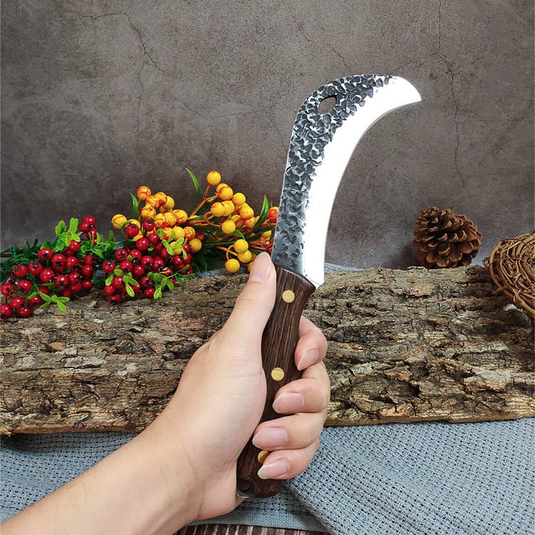 In the field, a hammer-grained sickle was trained to kill a small machete cane in the field