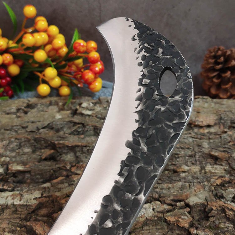 In the field, a hammer-grained sickle was trained to kill a small machete cane in the field