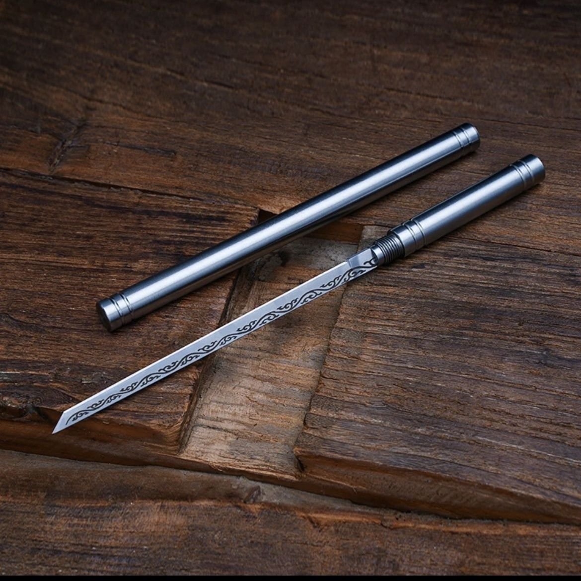 The whole steel and fruit knife took the meat knife's home with its hand and cut the delivery with a one-tip knife