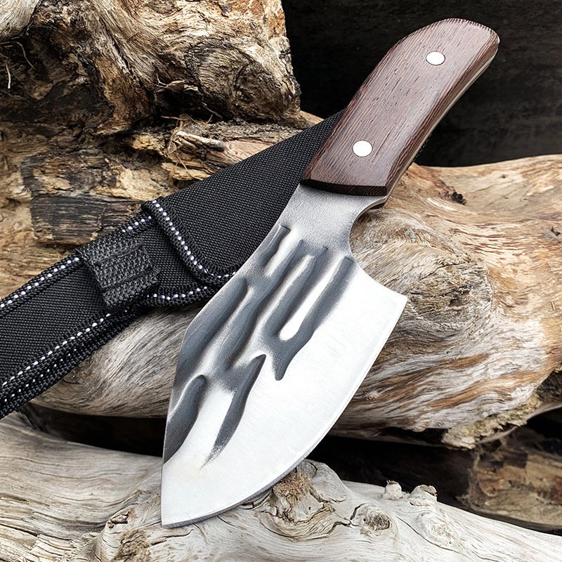 The field camp for outdoor survival uses a lot of knives with a high-strength