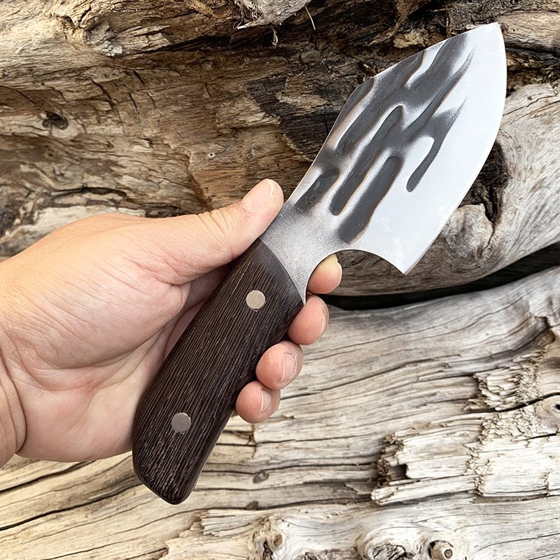 The field camp for outdoor survival uses a lot of knives with a high-strength