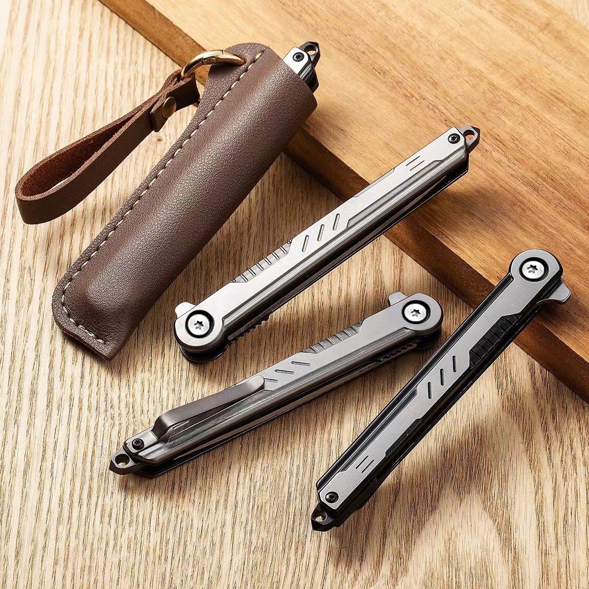 A small knife on the outside and a slashing knife on the camp