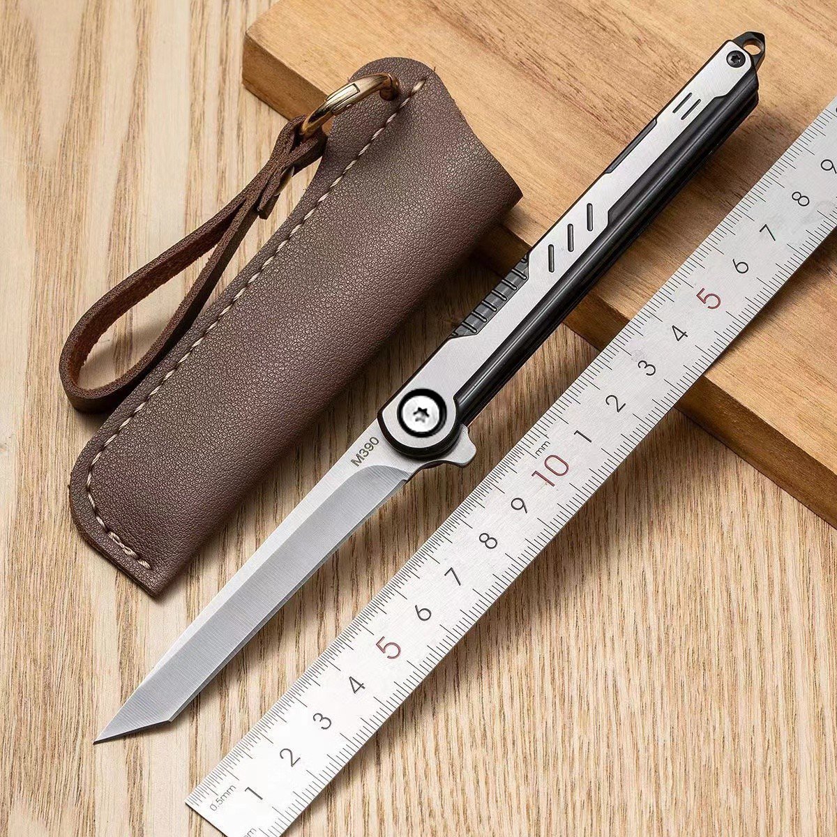 A small knife on the outside and a slashing knife on the camp