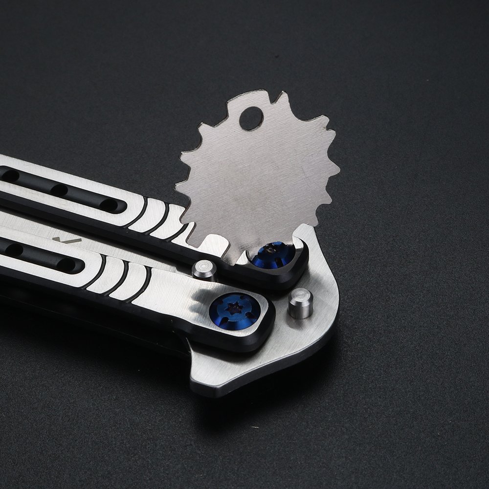 THE 5TH-GENERATION SAFETY BUTTERFLY KNIFE, CSGO, FOLDED THE KNIFE, AND THE SWORD WAS THROWN