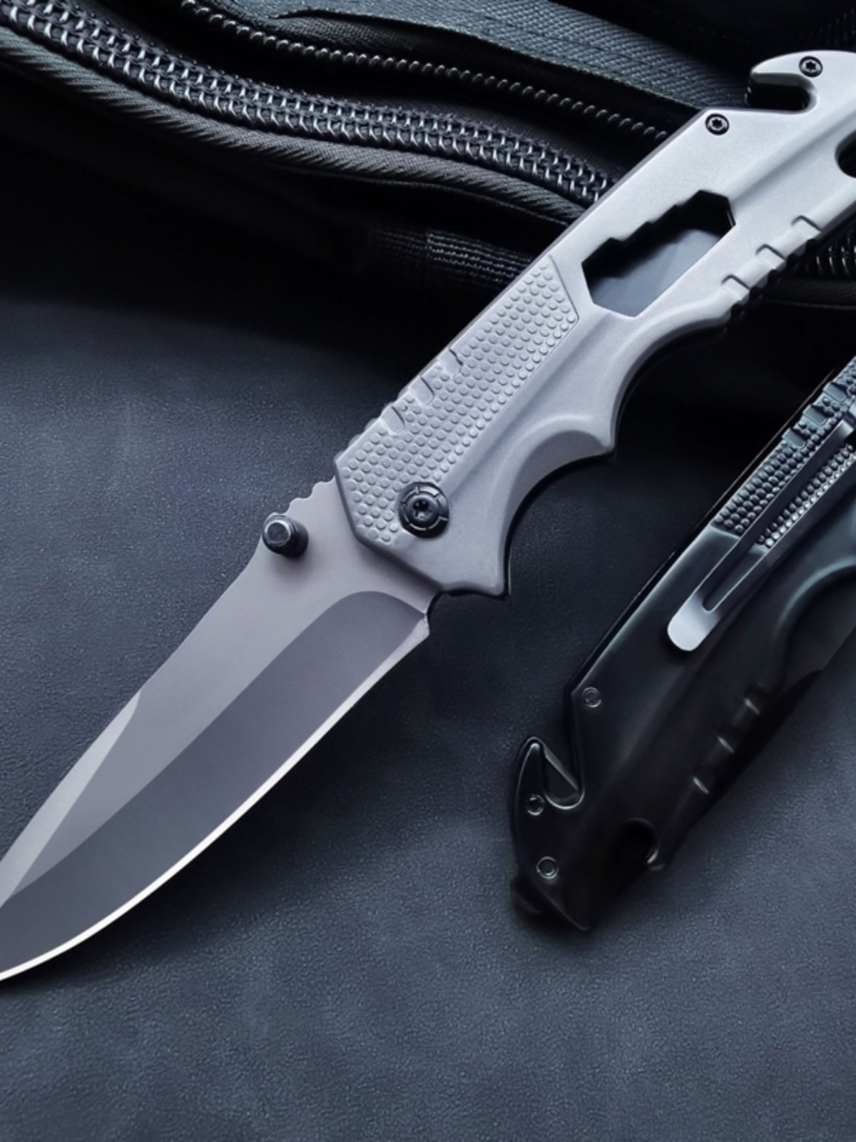 A steel-protected knife with a legal folding knife and a fruit knife to survive in the field
