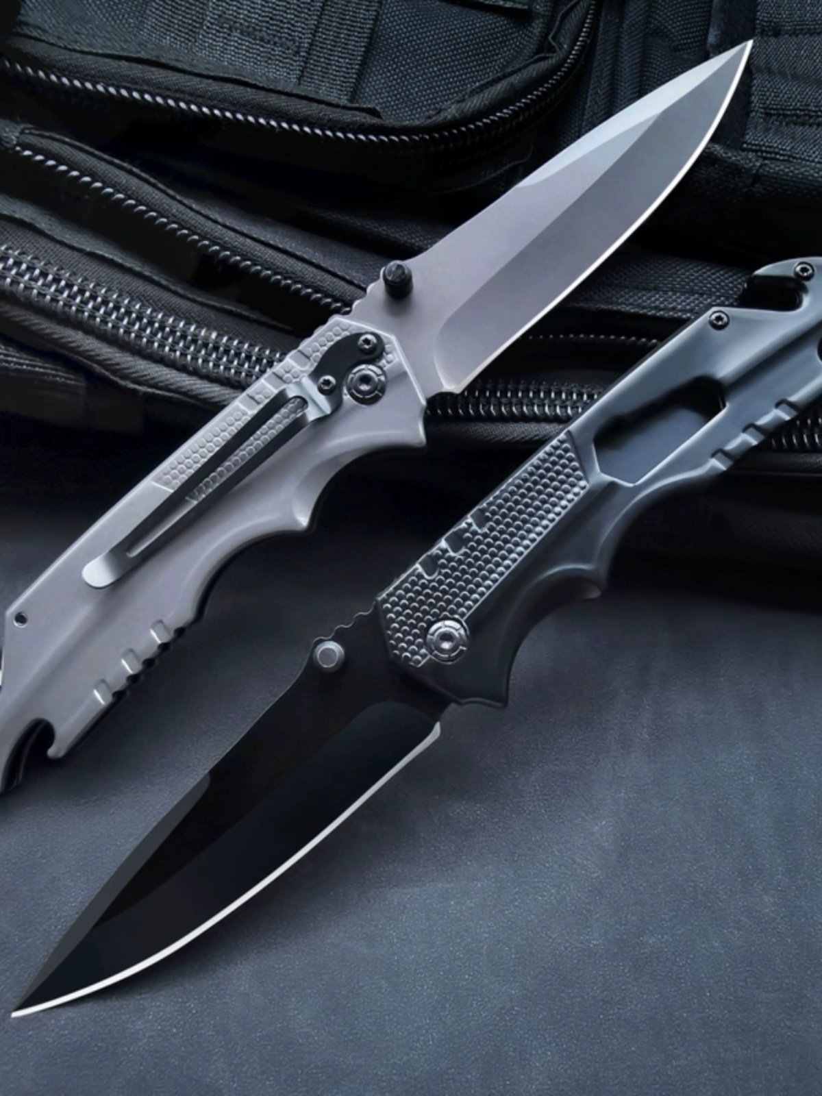 A steel-protected knife with a legal folding knife and a fruit knife to survive in the field