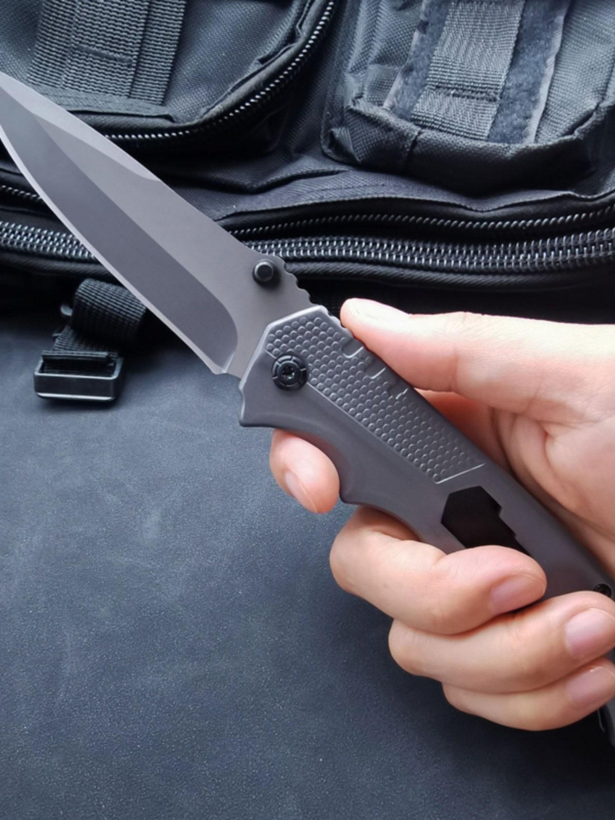 A steel-protected knife with a legal folding knife and a fruit knife to survive in the field