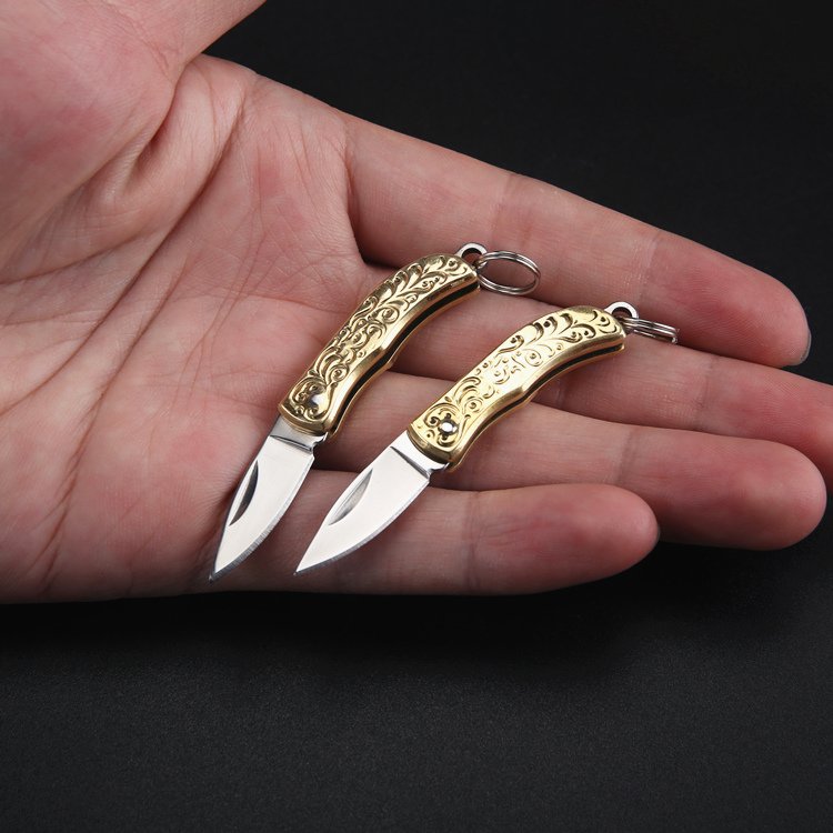 A hand-made mini-cleaver with a hand-carrying hand-carved knife, a pocket-carrying brass and fruit knife, and a key to a small knife