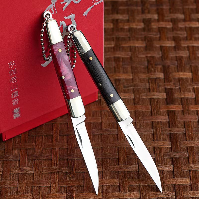 And when I was outside, I carried a mini-cracker, stainless, brass-coloured-coloured delivery knife with a folding knife