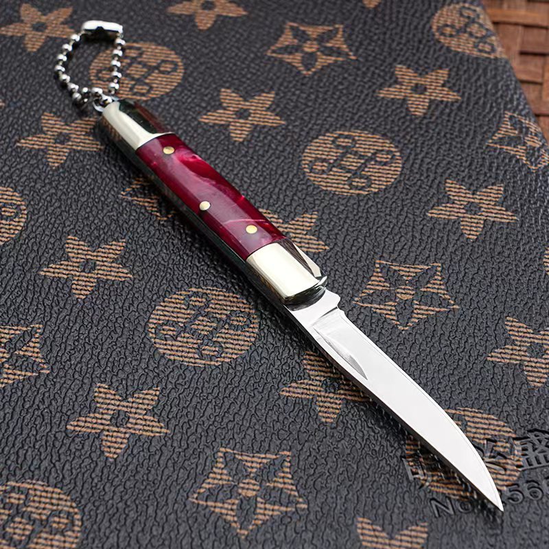 And when I was outside, I carried a mini-cracker, stainless, brass-coloured-coloured delivery knife with a folding knife