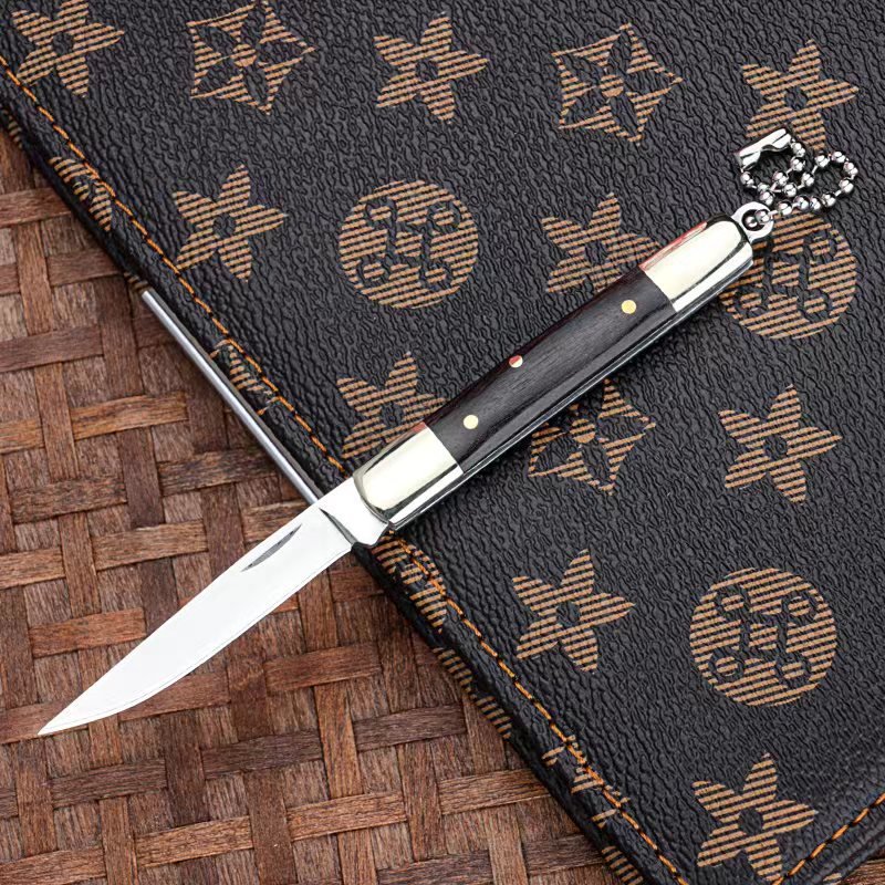 And when I was outside, I carried a mini-cracker, stainless, brass-coloured-coloured delivery knife with a folding knife
