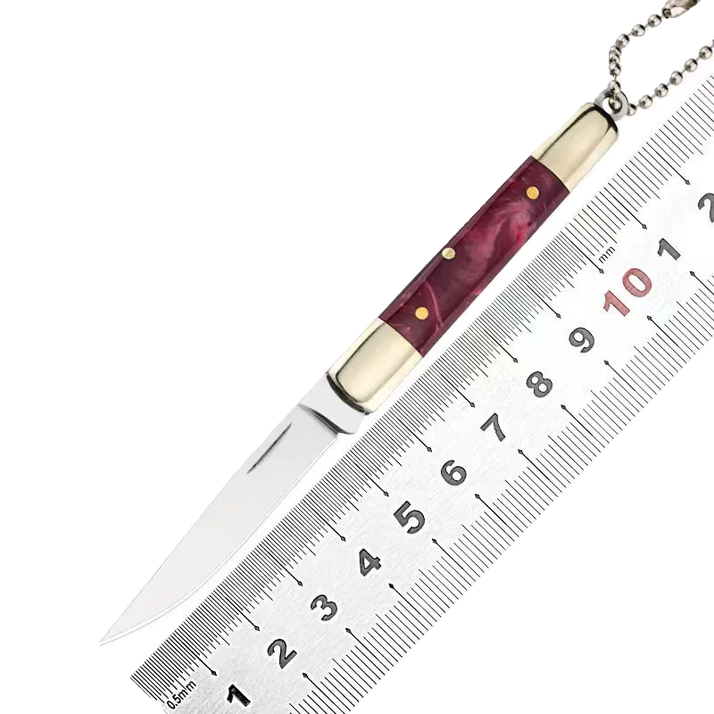 And when I was outside, I carried a mini-cracker, stainless, brass-coloured-coloured delivery knife with a folding knife